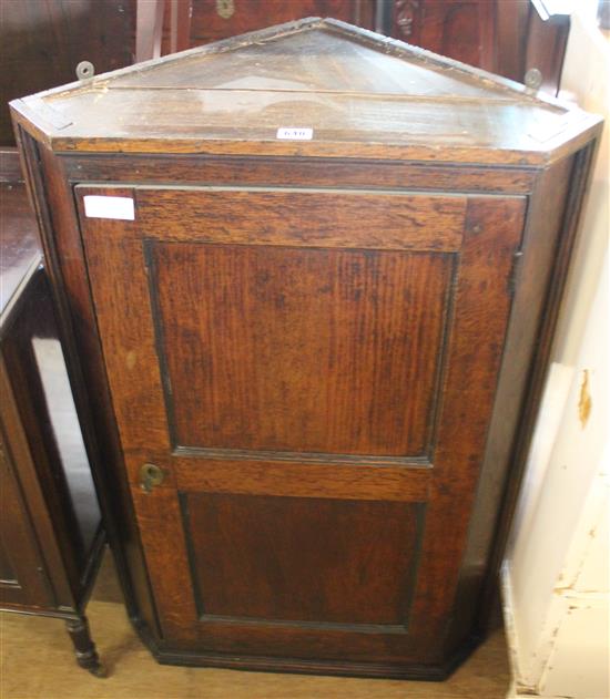 Oak corner cupboard(-)